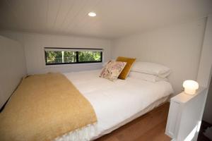 Ένα ή περισσότερα κρεβάτια σε δωμάτιο στο Waterlily Tinyhouse