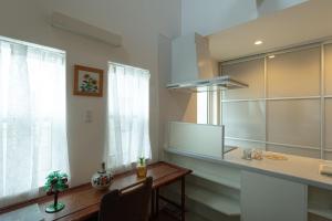 A cozinha ou kitchenette de 空港まで車で15分ビーチまで徒歩1分海沿いの閒雲斎