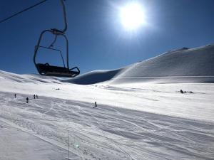 people are riding a ski lift in the snow at Refugios Australes en Corralco in Malalcahuello