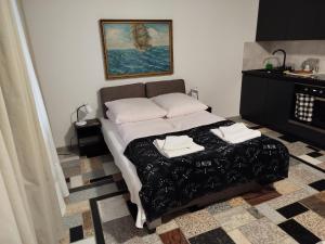 a bedroom with a bed with two towels on it at Apartament Włoski Styl in Gniezno