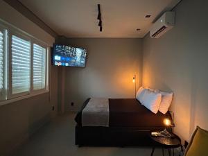 Giường trong phòng chung tại Apartamento Frente a Praia do Embare Santos 2