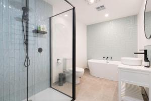 ein Badezimmer mit Dusche, Toilette und Waschbecken in der Unterkunft The Cottage at Oak Tree Farm - Vineyards & Wildlife in Hastings + 23 Fotos