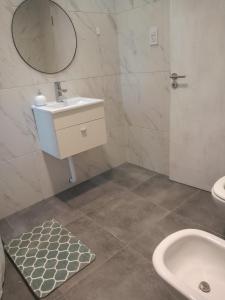 un baño con lavabo y espejo en Casa Roma II, en San Rafael 10 fotos más