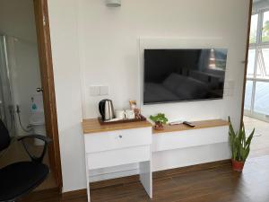 TV a/nebo společenská místnost v ubytování Entire Home - Calm Beach Inn