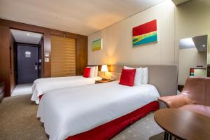Postel nebo postele na pokoji v ubytování Ramada by Wyndham Jeju Hamdeok