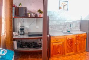 una cocina con fregadero y encimera en coati del arenal posada, en Fortuna 40 fotos más