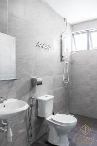 une salle de bain blanche avec toilettes et lavabo dans l'établissement Fusy Homestay Casa Kayangan Meru B2101, à Ipoh