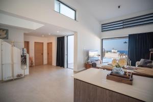 Φωτογραφία από το άλμπουμ του Serene and modern villa with Private Pool Stunning Views σε Kharcha
