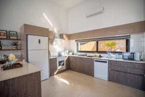 Φωτογραφία από το άλμπουμ του Serene and modern villa with Private Pool Stunning Views σε Kharcha