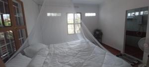 Katil atau katil-katil dalam bilik di Roza Guest House