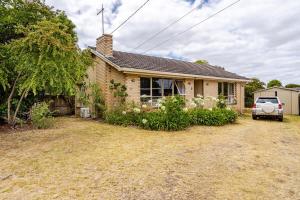 ライにあるCharming Old Rye House Retreatの家の前に停められたバン