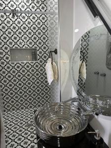 a bathroom with a glass sink and a mirror at Moderno & acogedor Apartmento, 2 habitaciones , 4 camas in Concepción de Ataco