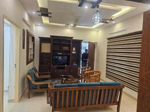 Телевизор и/или развлекательный центр в 'Savitham' Luxury 3BHK House +5 фотографий
