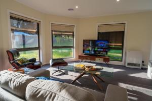 Televisyen dan/atau pusat hiburan di Relaxing 3bd in tranquil setting