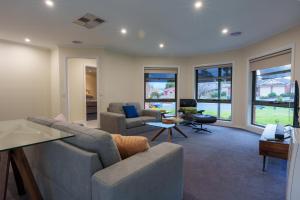 Ruang duduk di Relaxing 3bd in tranquil setting