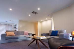 Ruang duduk di Relaxing 3bd in tranquil setting