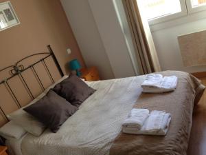 アレーナス・デ・サン・ペドロにあるApartamento en la Sierraのベッドルーム1室(ベッド1台、タオル2枚付)