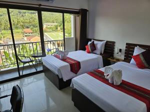ein Hotelzimmer mit zwei Betten und Balkon in der Unterkunft DB Studios Samui - Adults Only in Lamai