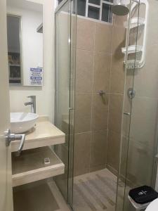 ein Badezimmer mit Dusche und Waschbecken in der Unterkunft Modern Apartment Prime Location, Comfortable Apartment in Barranquilla