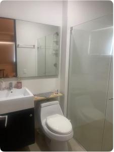 ein Badezimmer mit Toilette, Waschbecken und Dusche in der Unterkunft Modern Apartment Prime Location, Comfortable Apartment in Barranquilla + 66 Fotos