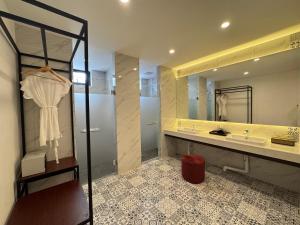 un bagno con lavandino e specchio di Phalai view hotel a Vang Vieng Altre 48 foto