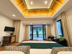 una camera d'albergo con un letto e una tv di Phalai view hotel a Vang Vieng