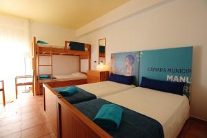 1 Schlafzimmer mit 2 Betten und 1 Etagenbett in der Unterkunft Caparica Sun Centre in Costa da Caparica