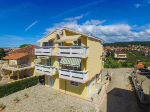 Zgradba, v kateri se nahaja apartma