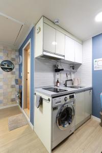 une cuisine avec une machine à laver et un évier dans l'établissement Stay houes Sopoong #O, à Séoul