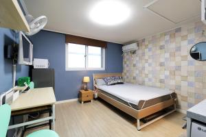 une chambre avec un lit dans une chambre aux murs bleus dans l'établissement Stay houes Sopoong #O, à Séoul