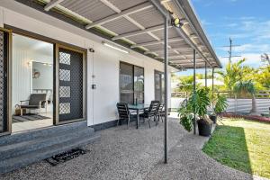 Taman di luar Beach vibes in Cooee Bay with high-speed internet