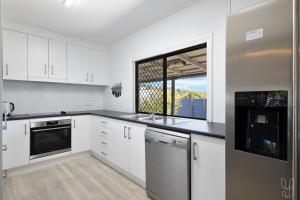 Dapur atau dapur kecil di Beach vibes in Cooee Bay with high-speed internet