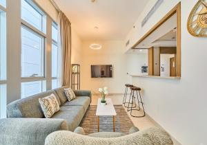 TV a/nebo společenská místnost v ubytování Golden Homes CLAREN TOWER Luxe living 1BR Plus Study Room Near Dubai mall Downtown Dubai