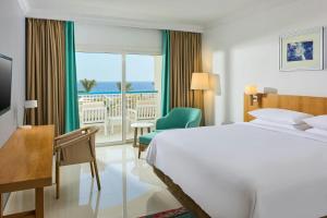 Ліжко або ліжка в номері Renaissance Sharm El Sheikh Golden View Beach Resort