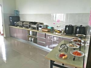 a kitchen with several plates of food on a counter at GreenTree Inn Ningbo Ninghai Beidou North Road Express Hotel in Shang-ts'un
