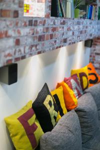 A seating area at Friends Hostel & Apartments