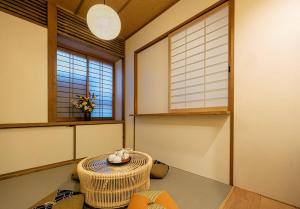 a room with a wicker table and two windows at 如意二条城Ruyi Nijojo in Kyoto