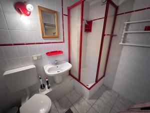 Un baño pequeño con inodoro y lavabo. en Haus Ostseesprung - Fewo Valentina im Souterrain mit Terrasse und gem Garten, en Bad Doberan 17 fotos más