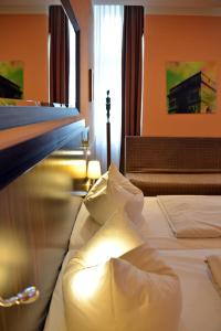 ein Hotelzimmer mit einem Bett und einem Fenster in der Unterkunft Arthotel Munich in München