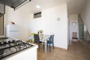 Kuchyň nebo kuchyňský kout v ubytování Villa Onda Marina 100 meters from sea - Happy Rentals