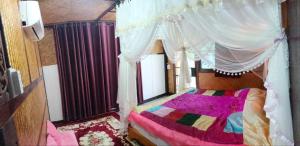 Ένα ή περισσότερα κρεβάτια σε δωμάτιο στο Adinda house อดินดาเฮาส์