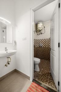 un baño con inodoro y lavabo en Grand suite Susan homestay 302, en Bangalore 16 fotos más