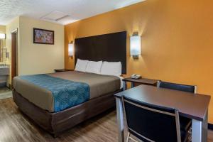 Postel nebo postele na pokoji v ubytování Econo Lodge Nashville North + 14 fotografií
