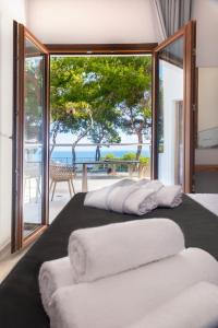 una camera da letto con un letto con vista sull'oceano di Evripidis Hotel ad Áfitos