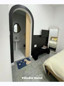 Postel nebo postele na pokoji v ubytování Tiinder Hotel