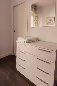 - une commode blanche dans une pièce avec un miroir dans l'établissement Icon Center, à Almería