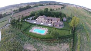 - une vue aérienne sur un grand domaine avec une piscine dans l'établissement Agriturismo La Peschiera, à Casole dʼElsa