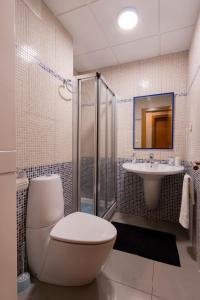 une salle de bains avec toilettes et lavabo dans l'établissement Icon Center, à Almería 20 autres photos