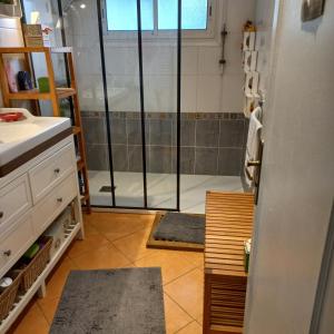 Un baño con ducha con puerta de cristal. en Ty Clafout Vannetaise parking wifi linge non inclus, en Saint-Nolff 7 fotos más