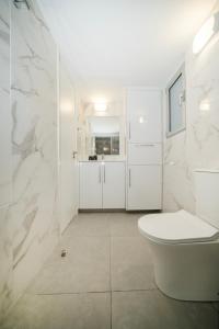 Near City center 1 bedroom flat في نيقوسيا: حمام أبيض مع مرحاض ومغسلة +20 صورة